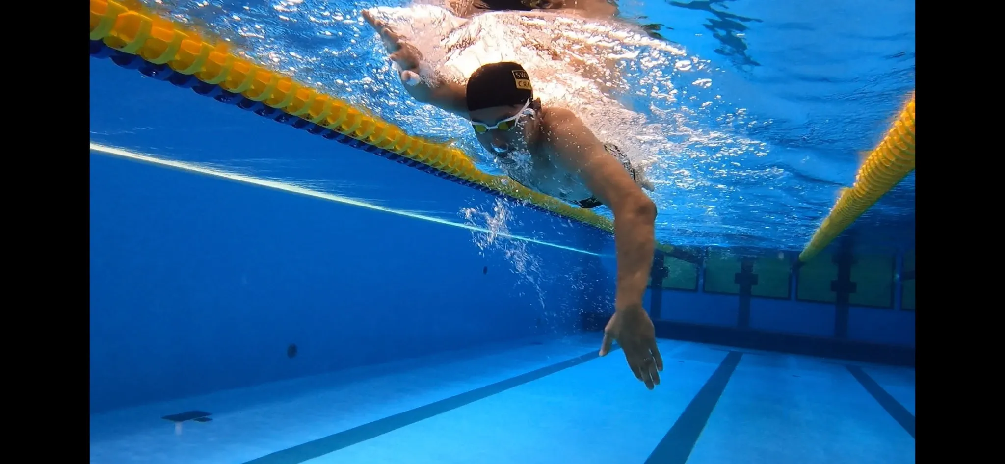 水中でフォームを磨くスイマー