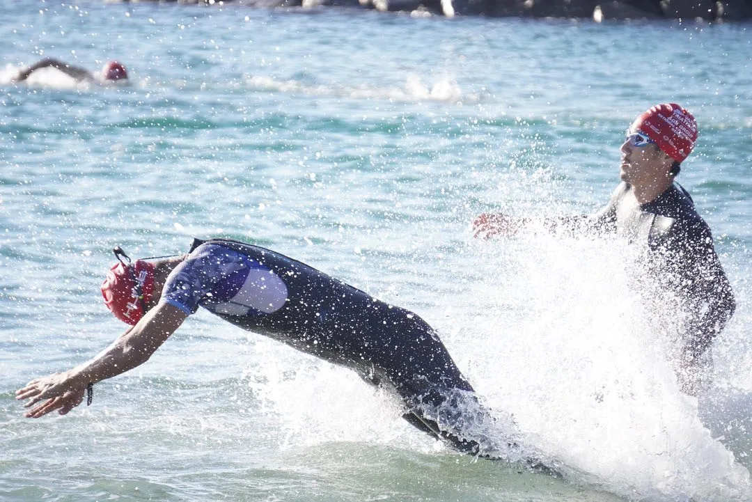 海でスイムをスタートするトライアスロン選手